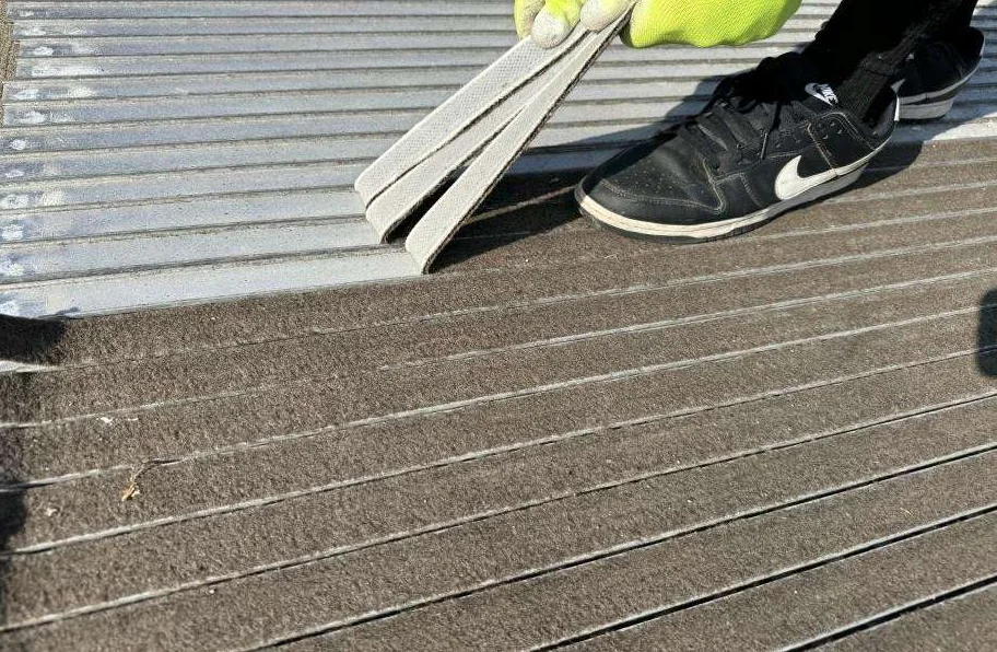 Entfernen der vorhandenen Teppicheinlagen nach dem Lösen der Nieten