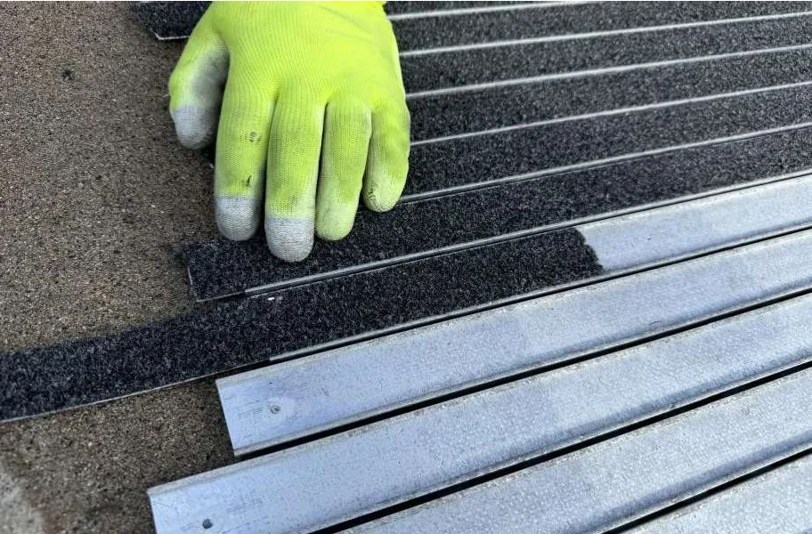 Neue Ersatz-Einlagen werden in die Profile des vorhandenen Eingangsmatten-Systems eingeschoben