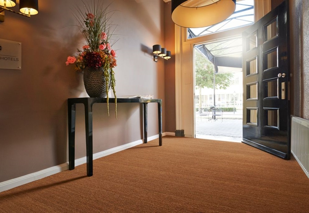 Kokosmatte auf der gesamten Bodenfläche in der Hotellobby